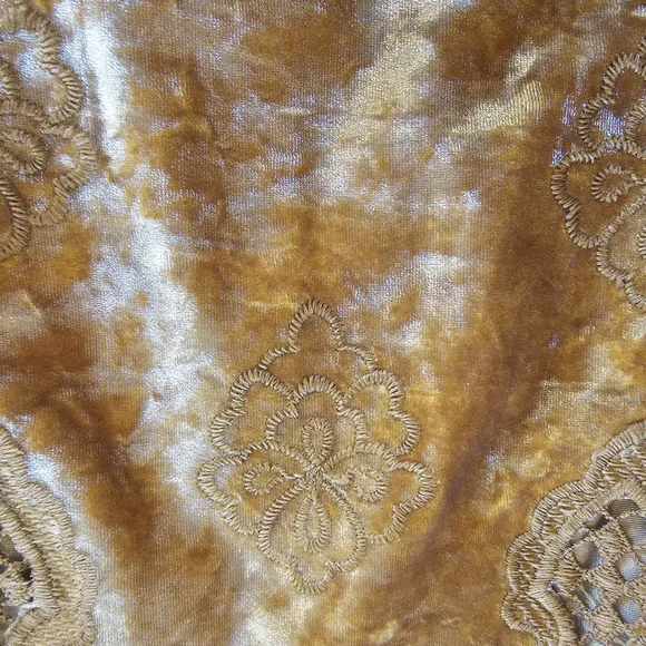 Altar'd State Women's Gold Velvet  Halter Top W/crochet Hemline Size M - Picture 10 of 13